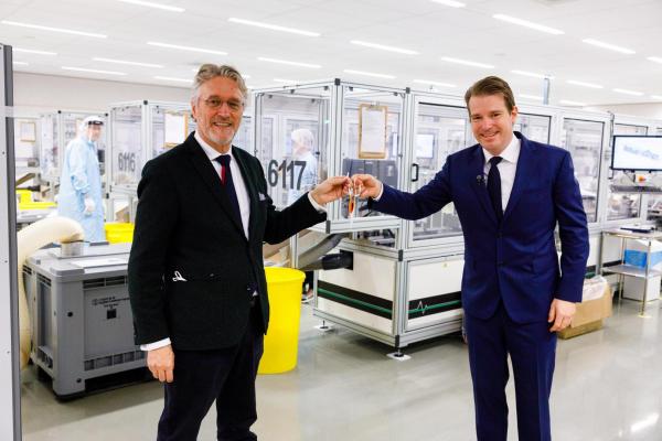 Overhandiging eerste mondneusmasker Dutch PPE Solutions